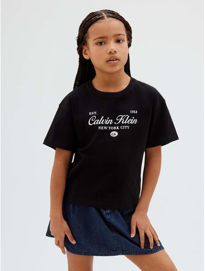 playera-calvin-klein-seasonal-ck-logo-boxy-con-logo-nina-negro-lvcktja23g-beh