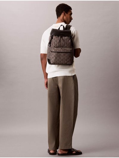 mochila-calvin-klein-mixed-emblem-flap-backpack-con-monograma-hombre-cafe-4d3378g-7ul