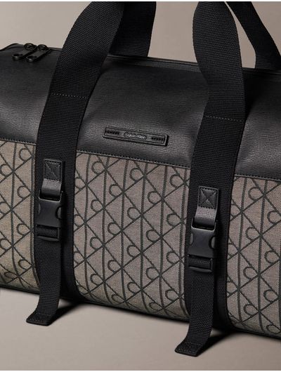 bolsa-calvin-klein-mixed-emblem-duffle-con-monograma-hombre-cafe-4d3379g-7ul