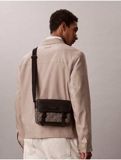 bolsa-calvin-klein-mixed-emblem-small-flap-meenger-con-monograma-hombre-cafe-4d3451g-7ul