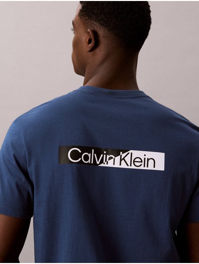 playera-calvin-klein-split-standard-graphic-hombre-azul-4lg810g-cec