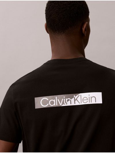 playera-calvin-klein-split-standard-graphic-hombre-negro-4lg810g-ub1