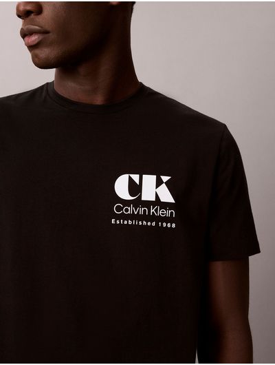 playera-calvin-klein-ck-resort-graphic-hombre-negro-4rg802g-ub1