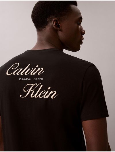 playera-calvin-klein-calvin-klein-resort-graphic-tee-con-logo-hombre-negro-4rg804g-ub1