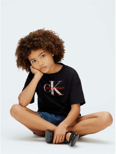 playera-calvin-klein-seasonal-monologo-con-logo-nina-negro-lvcksja20g-beh