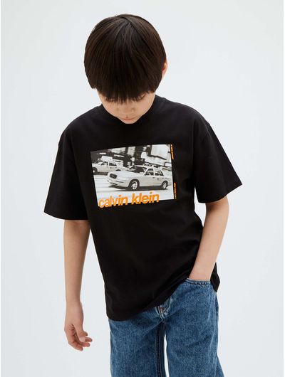 playera-calvin-klein-photoprint-con-estampado-frontal-nino-negro-lvcktja44b-beh