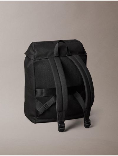 mochila-con-solapa-grafica-calvin-klein-para-hombre-color-negro-4d3446g-ub1