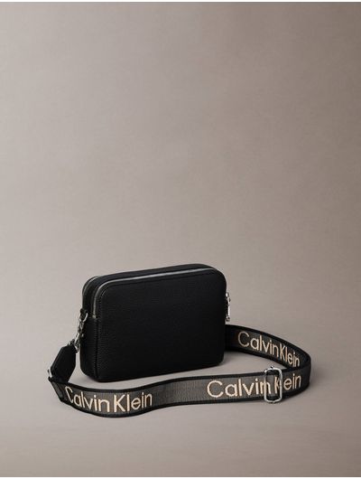 bolsa-camera-con-correa-webbing-doble-calvin-klein-para-mujer-color-negro-4f3656g-ub1