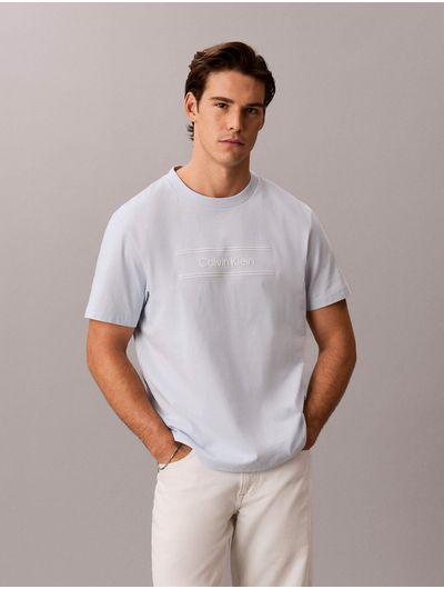 playera-grafica-relaxed-calvin-klein-hombre-azul-claro-4lg813g-ciq