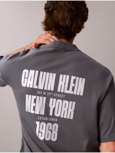 playera-bold-calvin-grafica-calvin-klein-hombre-gris-4rh886g-ckp